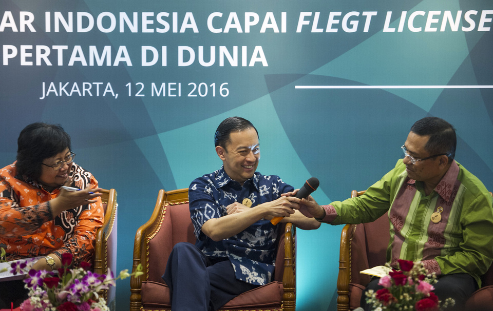 Environment and Forestry Minister Siti Nurbaya (left) at a press conference to announce the country's success in securing a legal timber trading license, called FLEGT, from the European Union in Jakarta, Thursday (12/05). (Antara Photo/Sigid Kurniawan) 