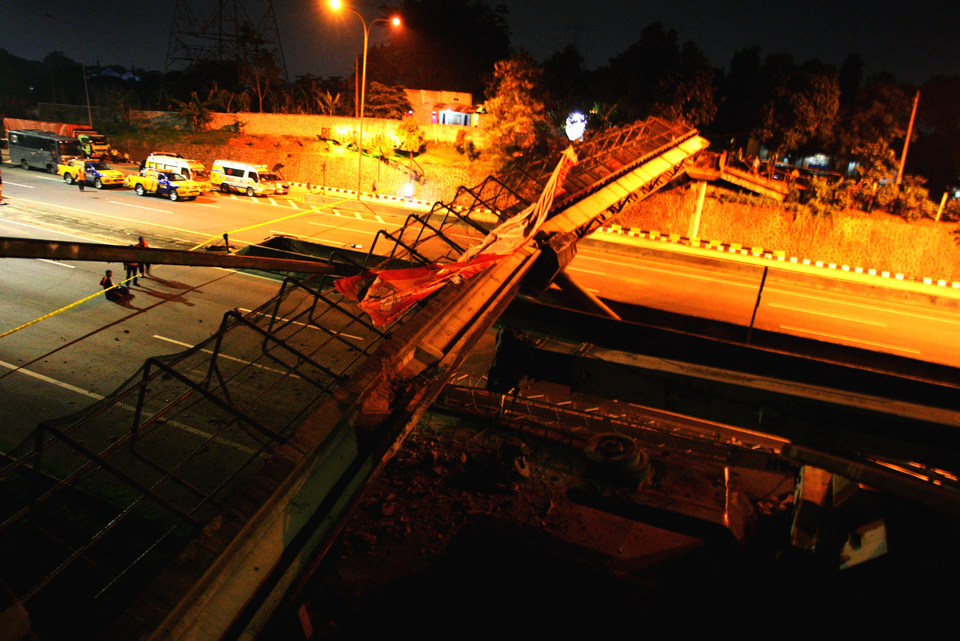 The picture of pedestrian bridge at a toll road in South Tangerang that was hit by a trailer in early Monday. This incident caused a traffic mayhem at the toll road in the area. (Antara Photo/Muhammad Iqbal)