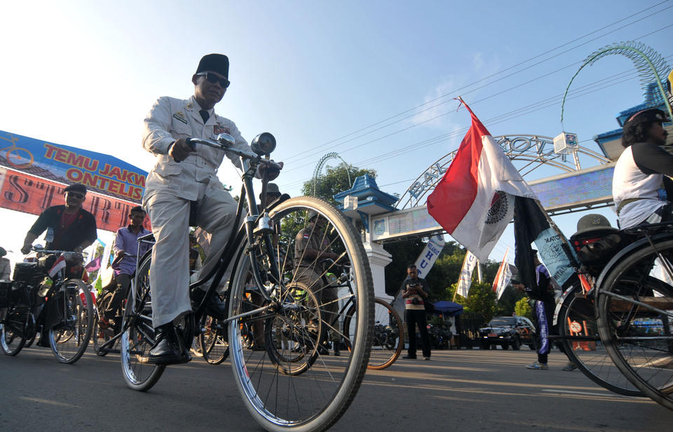 A Soekarno impersonator rides a bicycle in an anti-pollution rally in Tegal, Central Java, Saturday (30/04). (Antara Photo/Oky Lukmansyah)