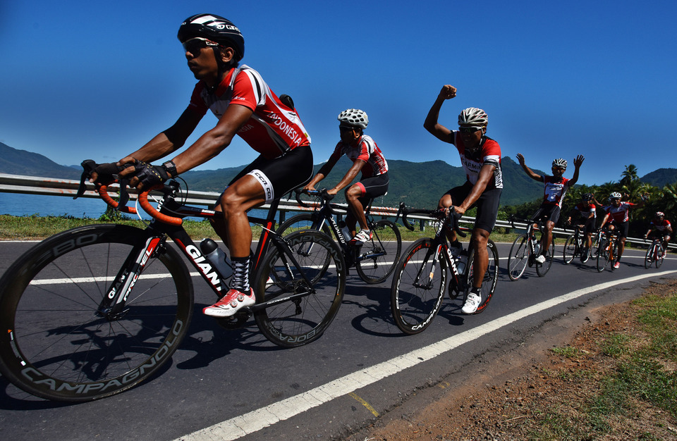 Cyclists from the Indonesian national team and Prima Indonesia do exercises ahead of the first stage of the Tour de Flores in Larantuka, NTT, on Wednesday (18/05). Tour de Flores takes in 661.5 kilometers from Larantuka to Labuan Bajo with 20 teams from 16 countries taking part. (Antara Photo/Wahyu Putro A)
