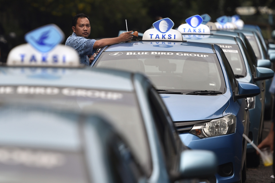 Blue Bird Group, Indonesia's largest taxi operator, is setting aside around Rp 1 trillion in capital expenditure this year to revitalize its fleet and gear up its IT operation, while also expanding its other business unit to attract a larger market share. (Antara Photo/Puspa Perwitasari)