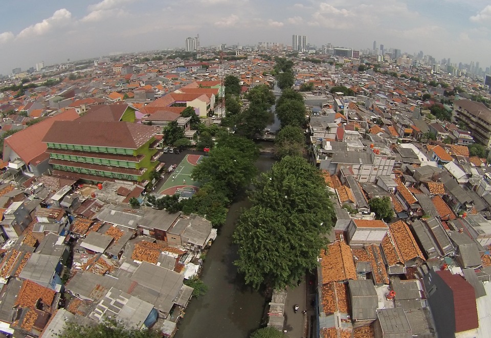 An aerial photograph of a densely populated settlement on the river banks at Kampung Rawa in Johar Baru, Central Jakarta, on Monday (02/05). Central Jakarta Mayor Mangara Pardede supports the city government plans to build apartment blocks in the area. The development will hopefully change social conditions in the dense settlements, which tend to have higher levels of conflict between residents. (Antara Photo/Regina Safri)
