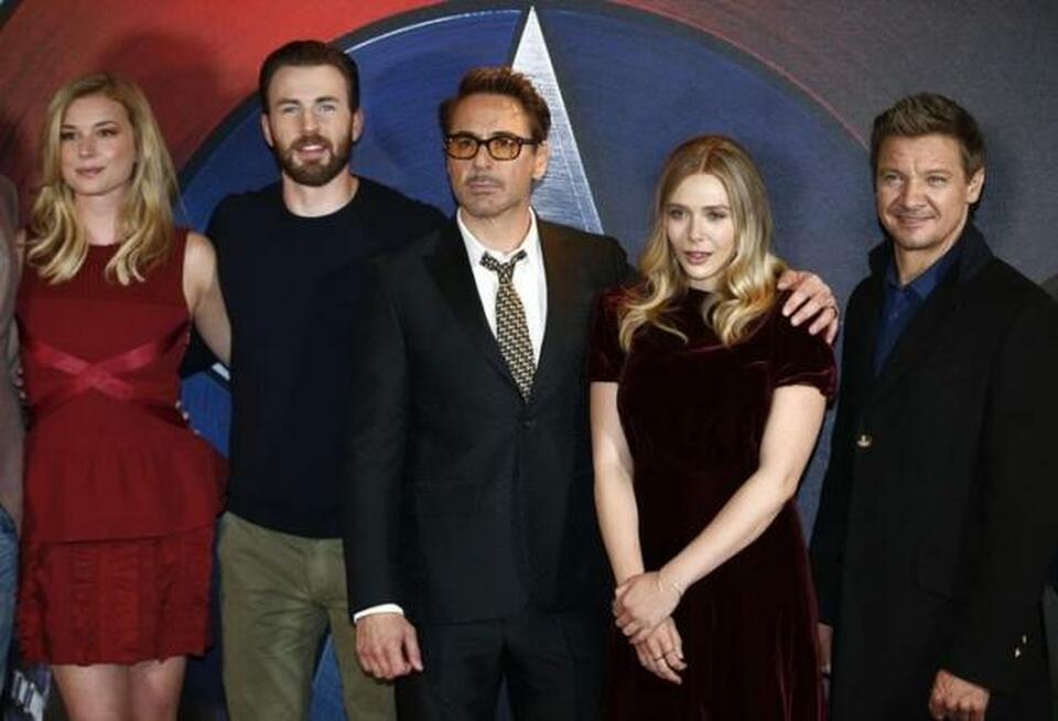 Actors (left to right) Emily VanCamp, Chris Evans, Robert Downey Jr, Elizabeth Olsen and Jeremy Renner, pose for photographers at a media event ahead of the release of, "Captain America: Civil War", in London, Britain, April 25, 2016. (Reuters Photo/Peter Nicholls)