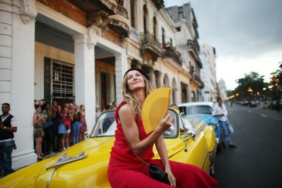 Brazilian top model Gisele Bundchen poses before a fashion show by German designer Karl Lagerfeld as part of his latest inter-seasonal Cruise collection for fashion house Chanel at the Paseo del Prado street in Havana, Cuba, May 3, 2016. (Reuters Photo/Alexandre Meneghini)