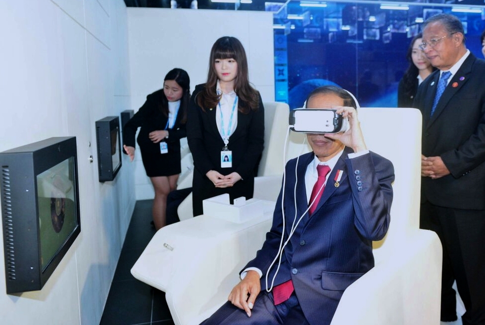 President Joko Widodo tries out 3D goggles during his visit to Digital Media City in Seoul during his state visit to South Korea in May last year. (State Palace Press Photo/Intan)