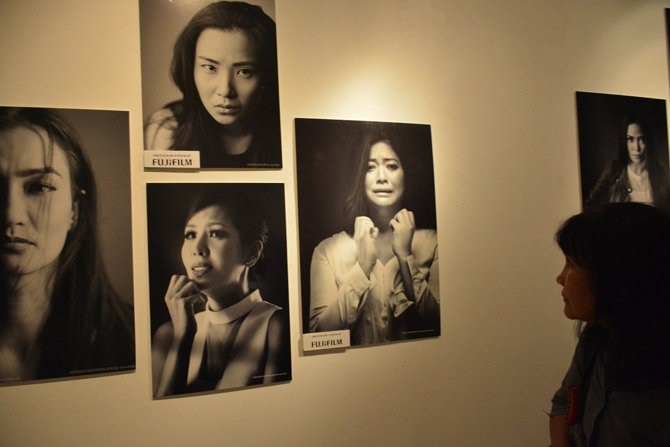 A visitor looks at pictures display at Erasmus Huis in Jakarta as part of an exhibition titled 'Suara Hati [Voices of the Heart]: Stop Violence With Art.' (Photo courtesy of Endah Dwi Ekowati)