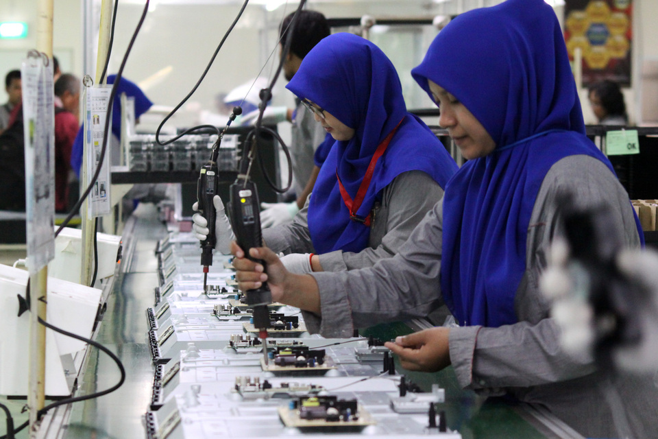 Indonesia's manufacturing industry declined in May as the total number of new orders rose at a weaker pace and external demand continued to fall, Nikkei Indonesia Manufacturing purchasing managers' index survey revealed on Wednesday (01/06). (Antara Photo/Risky Andrianto)