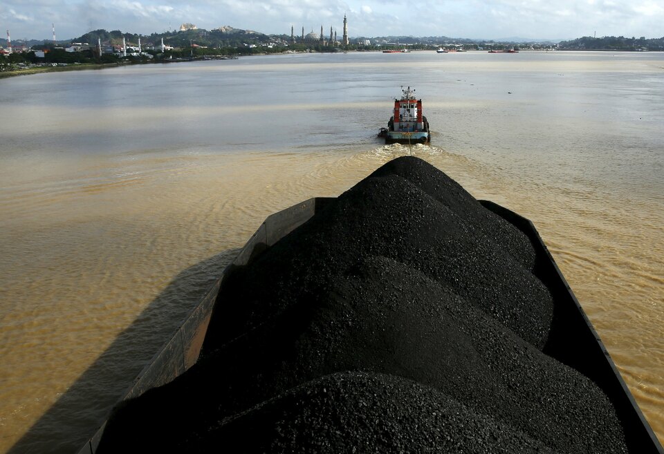 Loading disruptions at ports in East and South Kalimantan on the Indonesian side of Borneo island are causing a coal supply shortage in one of the world's most important export regions, causing delays as ships wait to take on new cargoes.(Reuters Photo/Beawiharta) 
