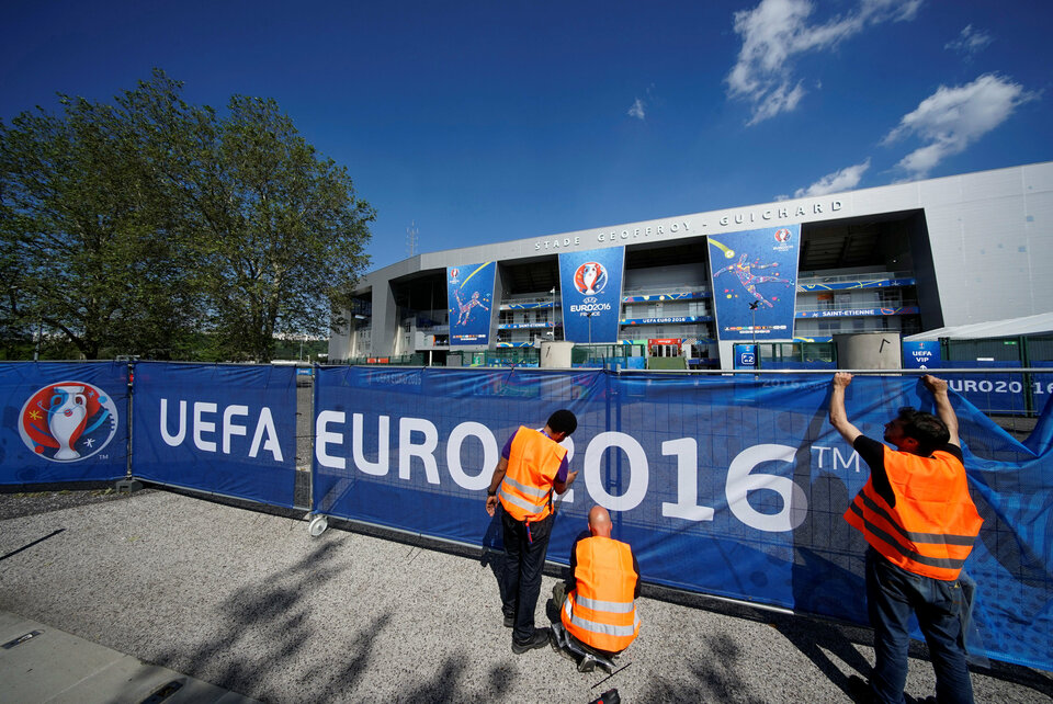 Workman make final preparations for the UEFA 2016 European Championship at Geoffroy Guichard stadium, in Saint-Etienne, France, June 9, 2016. (Reuters Photo/Robert Pratta)