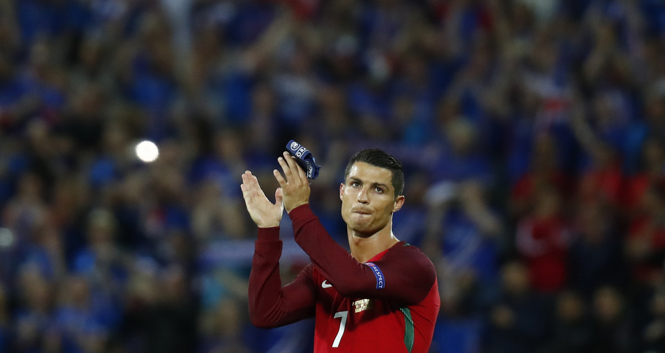 Portugal's Cristiano Ronaldo applauds fans at the end of the match. (Reuters Photo/Kai Pfaffenbach)