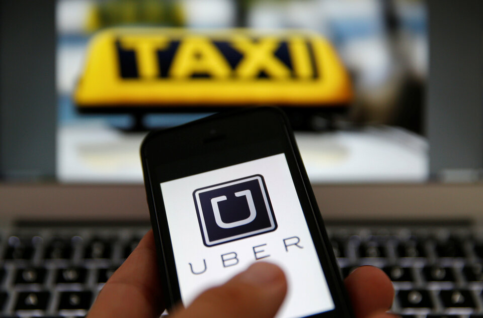 Taxi app Uber will improve conditions for its British drivers with changes including in-app tipping, after criticism from lawmakers and unions for not giving them more rights. (Reuters Photo/Kai Pfaffenbach)