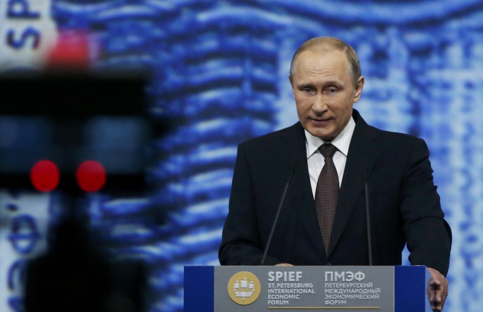 Russian President Vladimir Putin delivers a speech during a session of the St. Petersburg International Economic Forum 2016 (SPIEF 2016) in St. Petersburg, Russia, June 17, 2016.   (Reuters Photo/Grigory Dukor)