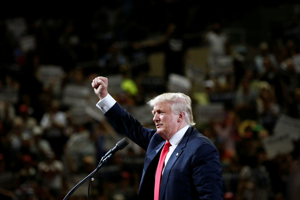 Republican US Presidential candidate Donald Trump speaks at a campaign rally in Phoenix, Arizona, June 18, 2016. (Reuters Photo/Nancy Wiechec)