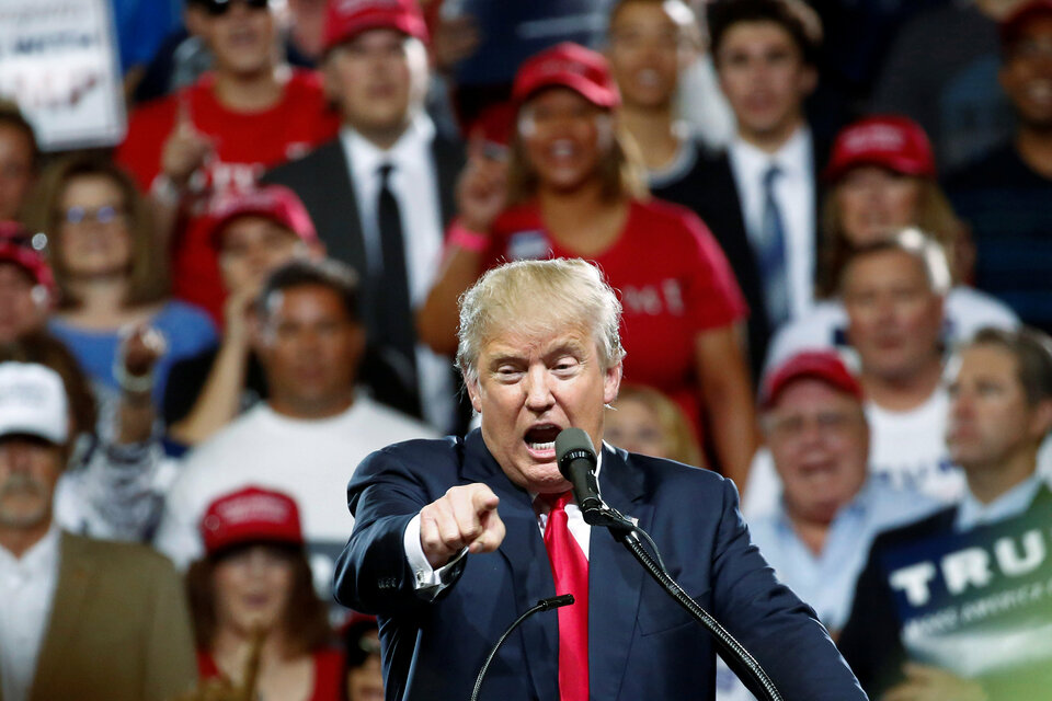 Republican US Presidential candidate Donald Trump speaks at a campaign rally in Phoenix, Arizona, June 18, 2016. (Reuters Photo/Nancy Wiechec)