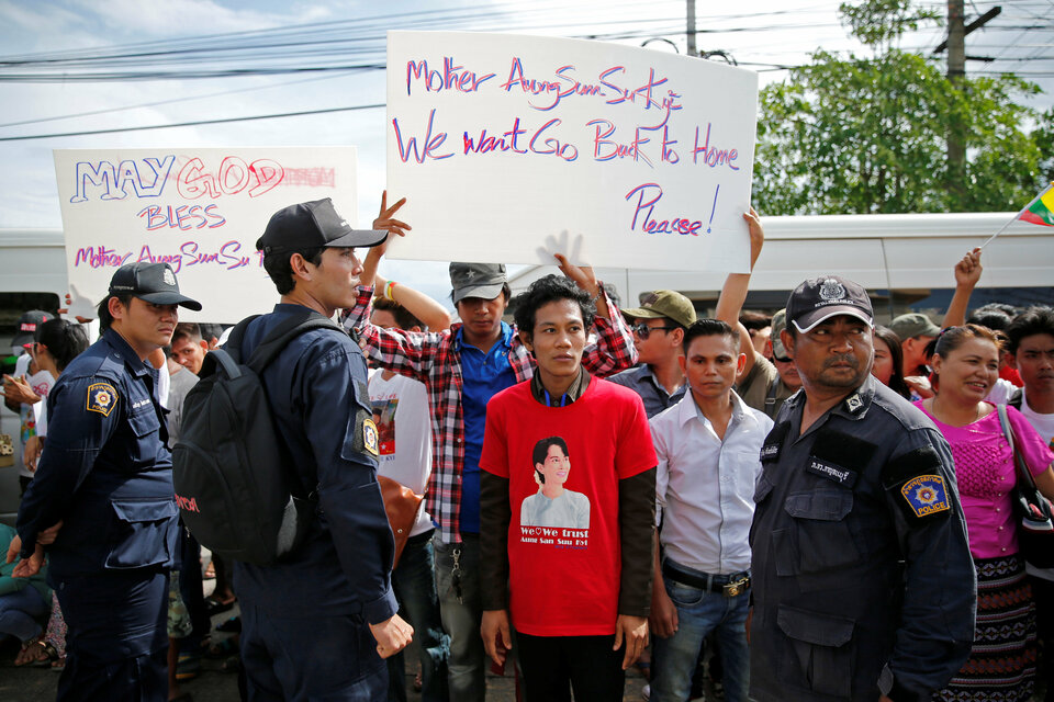 Migrant workers supporting Myanmar Foreign Minister and State Counselor Aung San Suu Kyi wait to meet her at the coastal fishery center of Samut Sakhon, Thailand June 23, 2016. (Reuters/Jorge Silva)