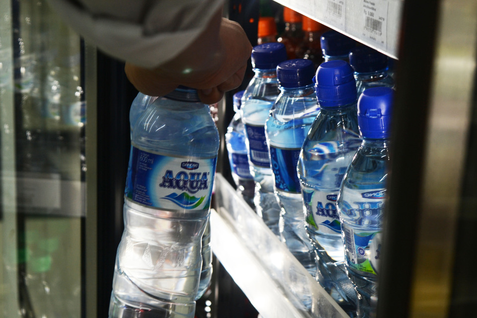 The Business Competition Supervisory Commission (KPPU) is investigating allegations of unfair business practices against bottled water producer Tirta Investama and distributor Balina Agung Perkasa. (JG Photo/Sheryl Yehovia)