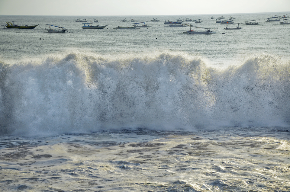 Strong Quake Rattles Indonesias Lombok No Tsunami