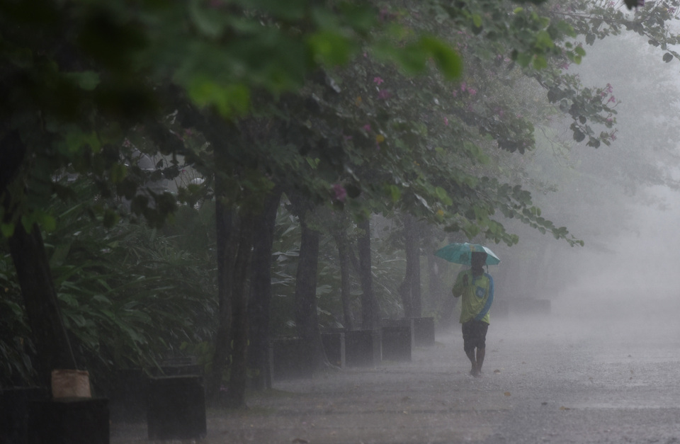 Heavy rain falling in Central Jakarta on June 9. Indonesia will experience a late and rather wet dry season this year due to the La Nina phenomenon, which is predicted to develop next month, the national weather agency said on Wednesday (22/06).  (Antara Photo/Wahyu Putro A)