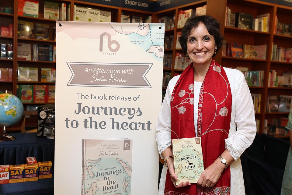 Sofia Blake, wife of United States Ambassador Robert Blake, during the second day of the launch of her book 'Journeys to the Heart' at Kinokuniya bookstore in Plaza Senayan, South Jakarta, on Wednesday (22/06). The book is published by RakBuku. (JG Photo/Suhadi)