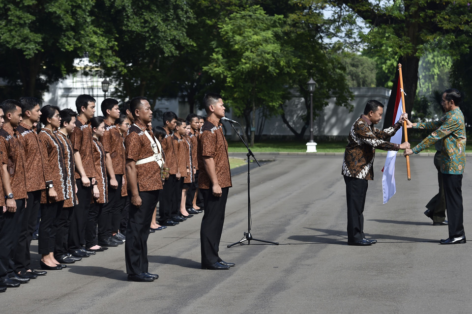 President Joko Widodo, right, with the contingent. (Antara Photo/Puspa Perwitasari)