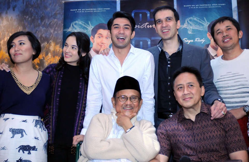 Former Indonesian President BJ Habibe, front left, with Triawan Munaf and the cast and crew of the film 'Rudy Habibie.' (Antara Photo/Teresia May)