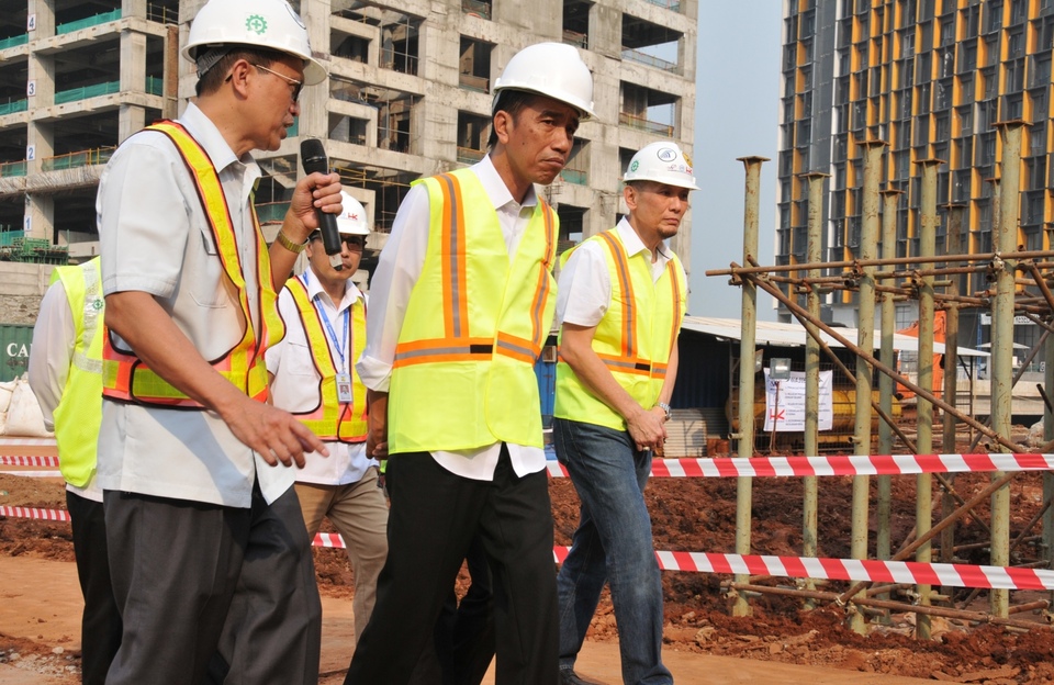 President Joko 'Jokowi' Widodo inspects construction work on a toll road in Cilandak, Jakarta, in June 2016. (Antara Photo/HO)