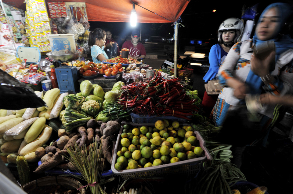 The government is confident that food supplies will be sufficient ahead of the holy month of Ramadan and that the country can avoid the extreme spikes in prices that usually burden consumers during this time. (Antara Photo/Yusran Uccang)