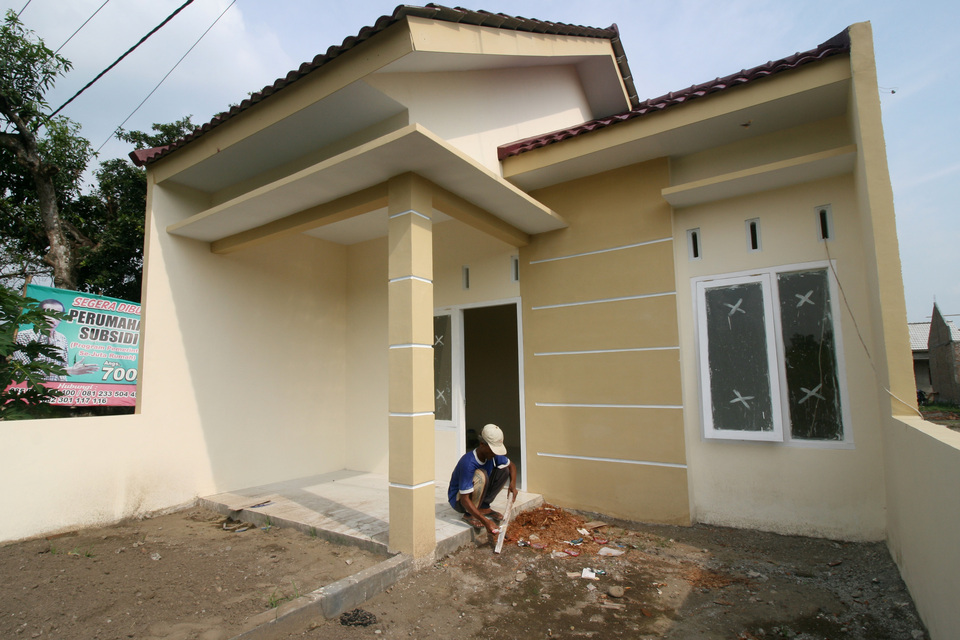 Workers complete the construction of a house as part of the one million affordable houses project, a government subsidized program in Sambirejo village, Kediri, East Java, on Wednesday (22/06). The housing provider directorate of the Ministry of Public Works and Public Housing have constructed low-cost housing to support the infrastructure development for the 2018 Asian Games. (Antara Photo/Prasetia Fauzani)