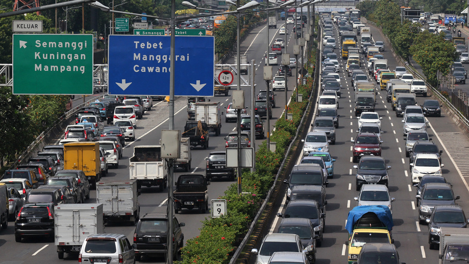 The Jakarta Police plan to test its new electronic traffic ticketing system, known as e-tilang, from next month. (Antara Photo/Reno Esnir)