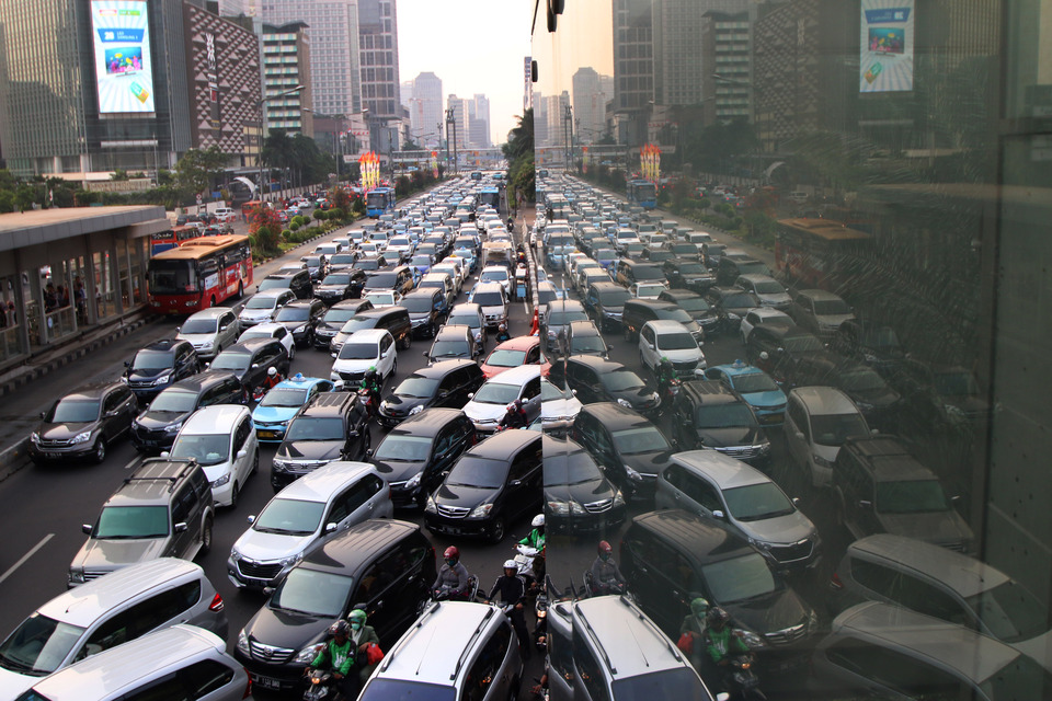 Jakarta will expand its controversial 'odd-even' traffic rule next week to reduce road congestion and air pollution in the capital. (Antara Photo/Rivan Awal Lingga)