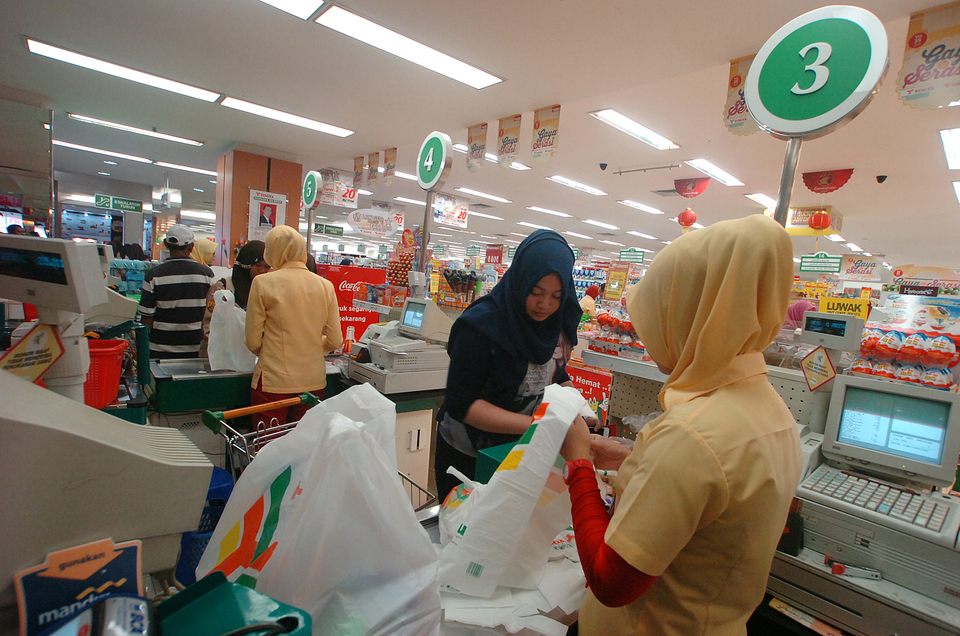 Indonesia plans to impose excise taxes on plastic bags next year and review other tax policies to increase revenue collection, according to a copy of 2018 budget proposal document reviewed by Reuters. (Antara Photo/Adeng Bustomi)