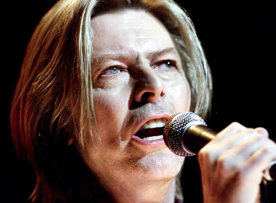 David Bowie sings at the Yahoo! Internet Life Online Music Awards in New York, July 24, 2000. (Reuters Photo/Brad Rickerby)