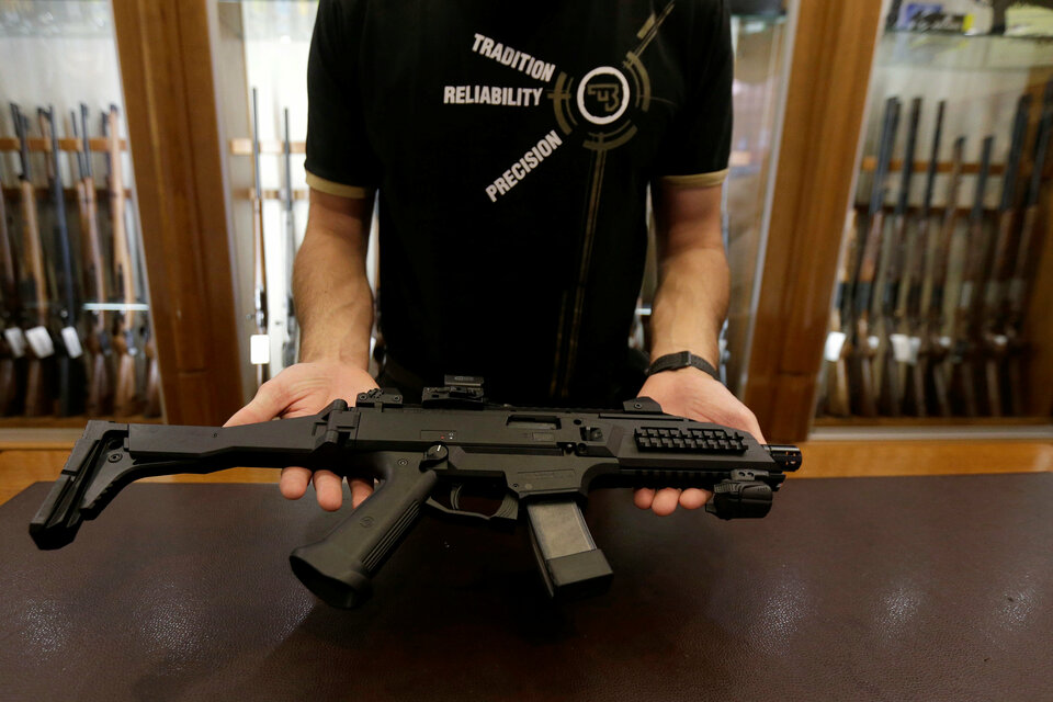 The US State Department halted the planned sale of some 26,000 assault rifles to the Philippines' national police after Senator Ben Cardin said he would oppose it, Senate aides told Reuters.  (Reuters Photo/David W Cerny)