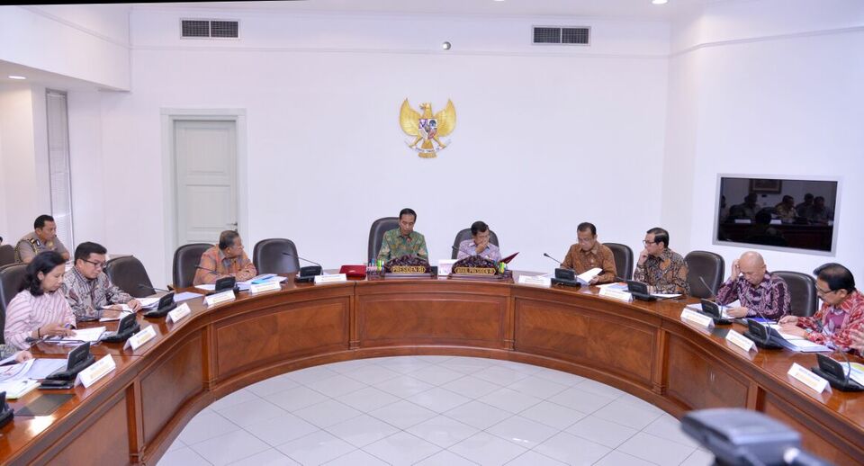 President Joko Widodo and Vice President Jusuf Kalla lead a limited meeting focused on the the 35,000 megawatt project at the Presidential Office in Jakarta on Wednesday (22/06). (State Palace Press Photo/Laily)