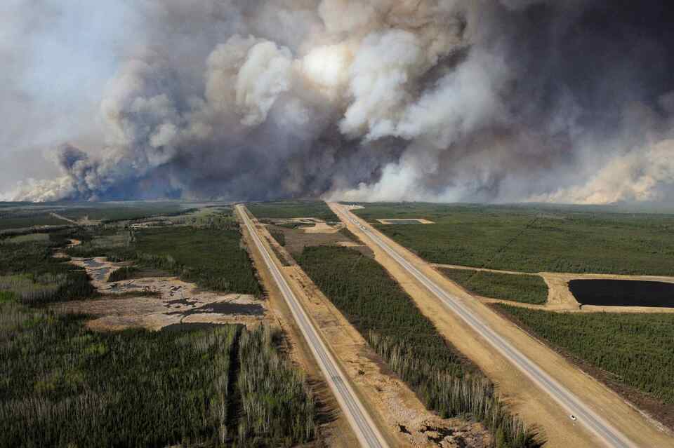 An aerial view of Highway 63 south of Fort McMurray, Alberta. Canada, shows smoke from the wildfires taken from a CH-146 Griffon helicopter May 5, 2016. (Reuters Photo/Handout)