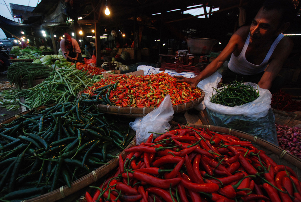 Prices of staple food items onion and chili rise in July  as production and distribution are disrupted by a weather phenomenon called La Niña that prolonged the wet season. 
(Antara Photo/Ivan Pramana Putra)
