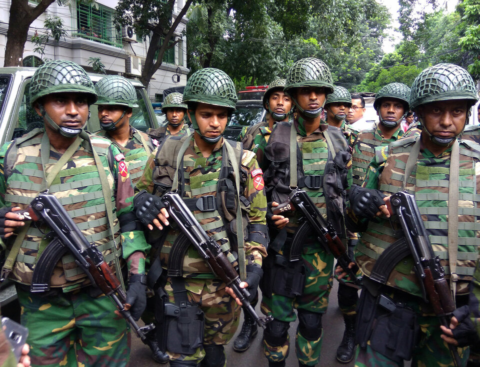 Army soldiers gather near the Holey Artisan restaurant after Islamist militants attacked the upscale café in Dhaka, Bangladesh, on July 2, 2016. (Reuters Photo/Mohammd Ponir Hossain)