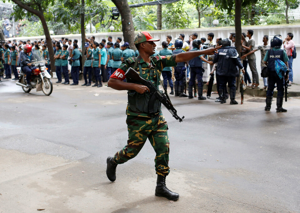 Bangladesh police shot and killed a suspected militant who tried to enter a security checkpost on a motorcycle armed with explosives on Saturday (18/03), the latest in a string of security incidents since a deadly attack on a cafe in July. (Reuters Photo/Mohammd Ponir Hossain)          