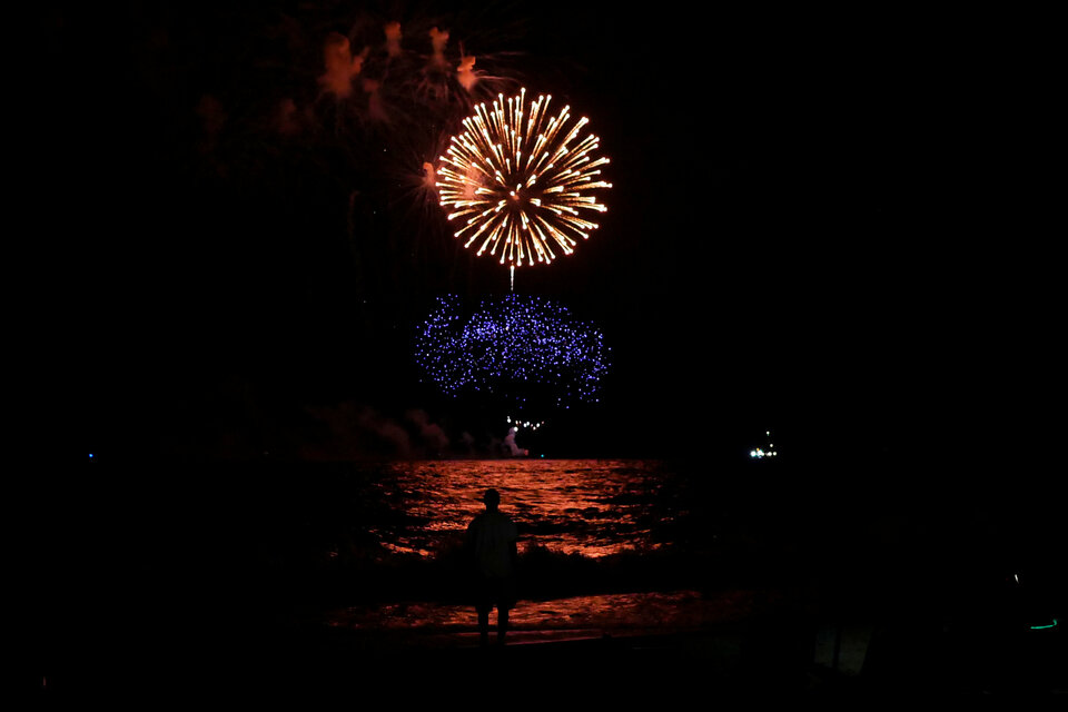 A man watches fireworks on the beach during US Independence Day celebrations in Atlantic Beach, New York July 3, 2016, ahead of the July 4th holiday. (Reuters Photo/Shannon Stapleton)