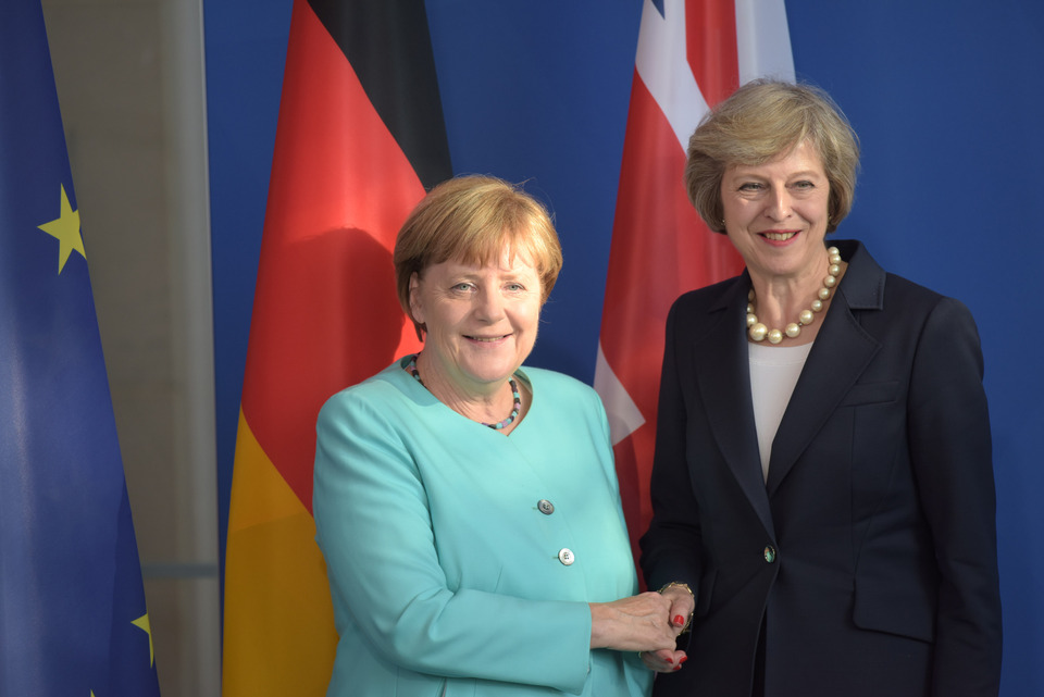 German Chancellor Angela Merkel and British Prime Minister Theresa May shake hands after a news conference following talks at the Chancellery in Berlin, Germany July 20, 2016. (Reuters Photo/Stefanie Loos)