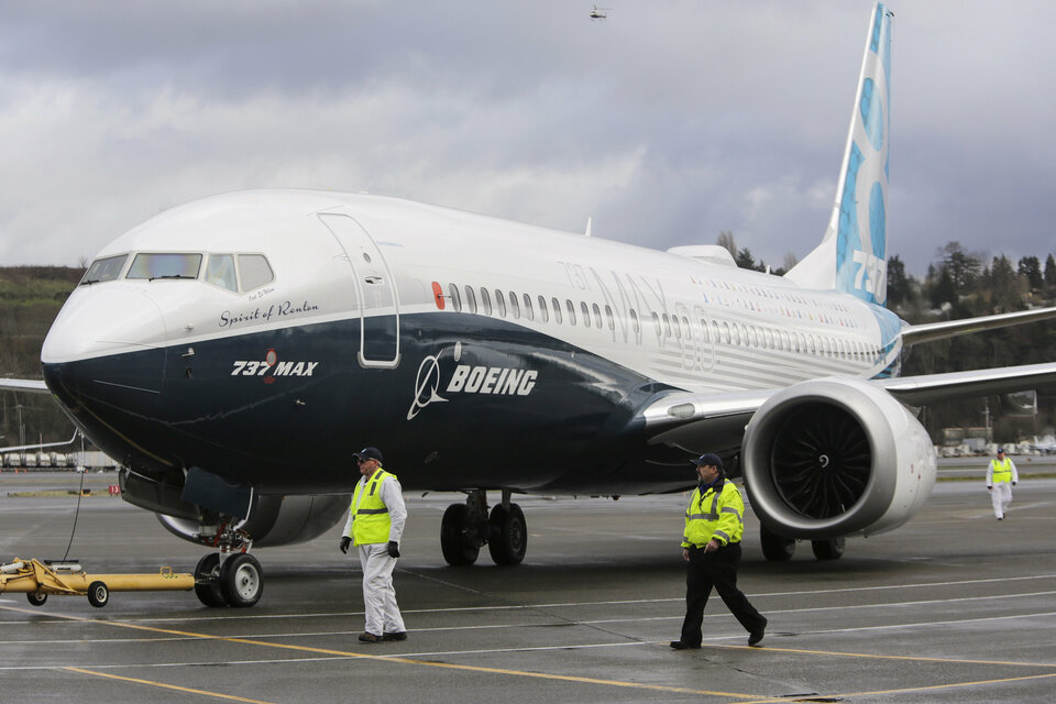 Ground crew members escort a Boeing 737 MAX as it returns from a flight test at Boeing Field in Seattle, Washington January 29, 2016.  (Reuters Photo/Jason Redmond)