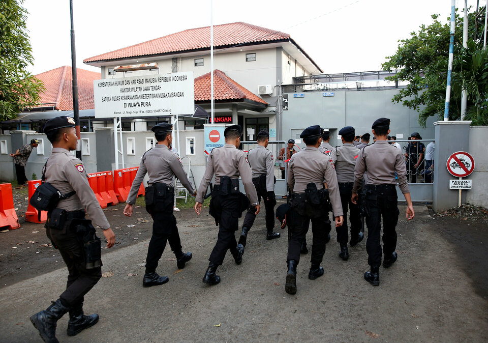 The Ministry of Justice and Human Rights is in the process of recruiting 14,000 new prison guards as part of its efforts to hire a total of 17,586 new employees this year, more than the combined number of new hires by 61 other ministries and state agencies, Human Rights Minister Yasonna Laoly said on Friday (13/10).  (Reuters Photo/Darren Whiteside)