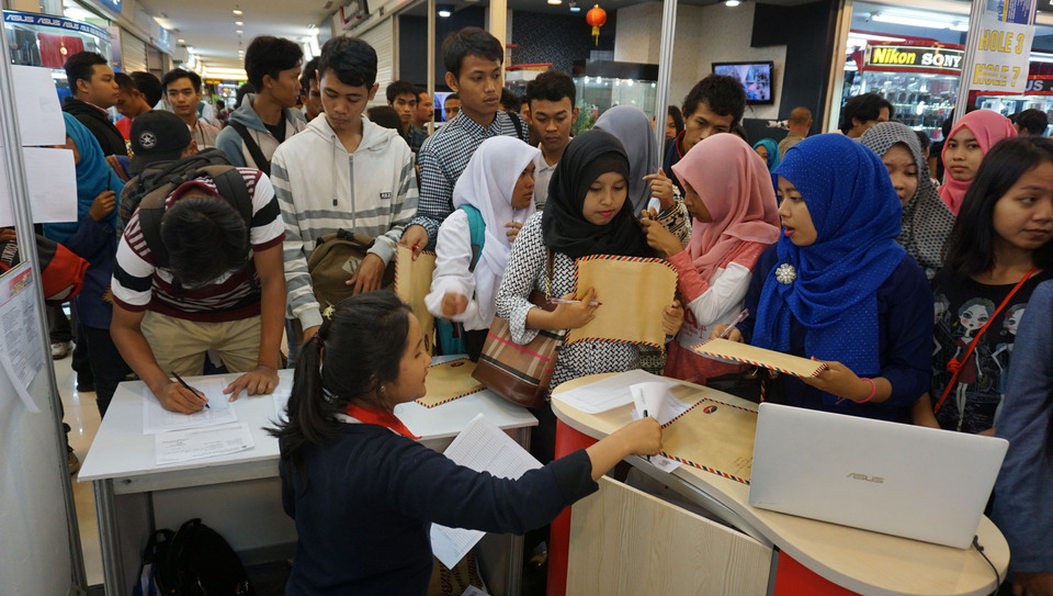 Millennials crowd a job fair in Tangerang early this year. (Antara Photo/Lucky R.)