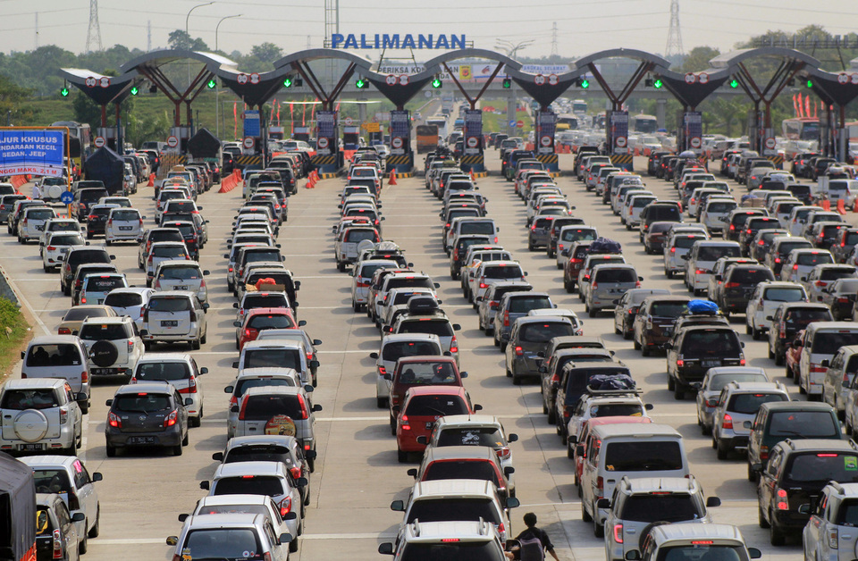 Vehicles lined up at the toll gate Cipali, Palimanan Cirebon, West Java last week. (Antara Photo/Dedhez Angara)