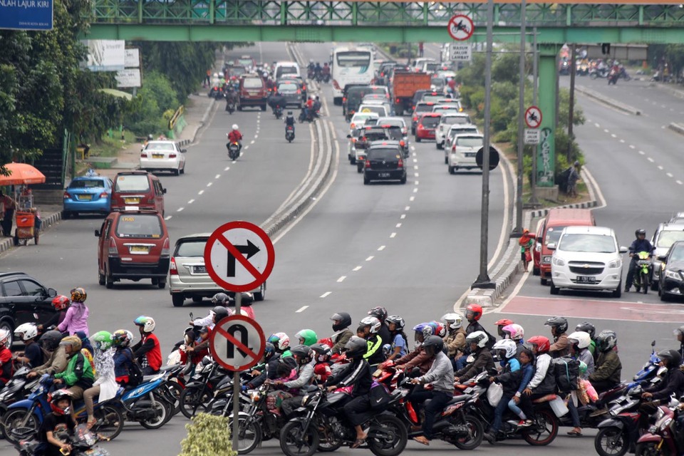 Jakarta's new deputy governor Sandiaga Uno said the city's administration plans to lift its ban on motorcycles from traveling on Jalan M.H. Thamrin, one of the main thoroughfares in Central Jakarta. (Antara Photo/Risky Andrianto)