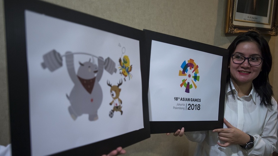 A staff member of the Indonesian Olympic Committee (KOI) displays the 2018 Asian Games logo and mascot in this July 2016 file photo. (Antara Photo/Widodo S. Jusuf)