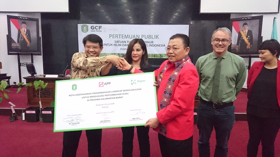 West Kalimantan government signs a memorandum of understanding with pulp and paper company Asia Pulp and Paper and its affiliate organization of Belantara Foundation for a sustainable landscape development project. (Photo courtesy of APP)