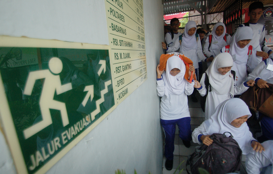 Students participate in an emergency drill during a simulated earthquake and tsunami at a school in Padang, West Sumatra, in this file photo. A 6.2 magnitude earthquake occurred off the city's coast on Friday morning (01/09), causing widespread panic. (Antara Photo/Iggoy El Fitra)