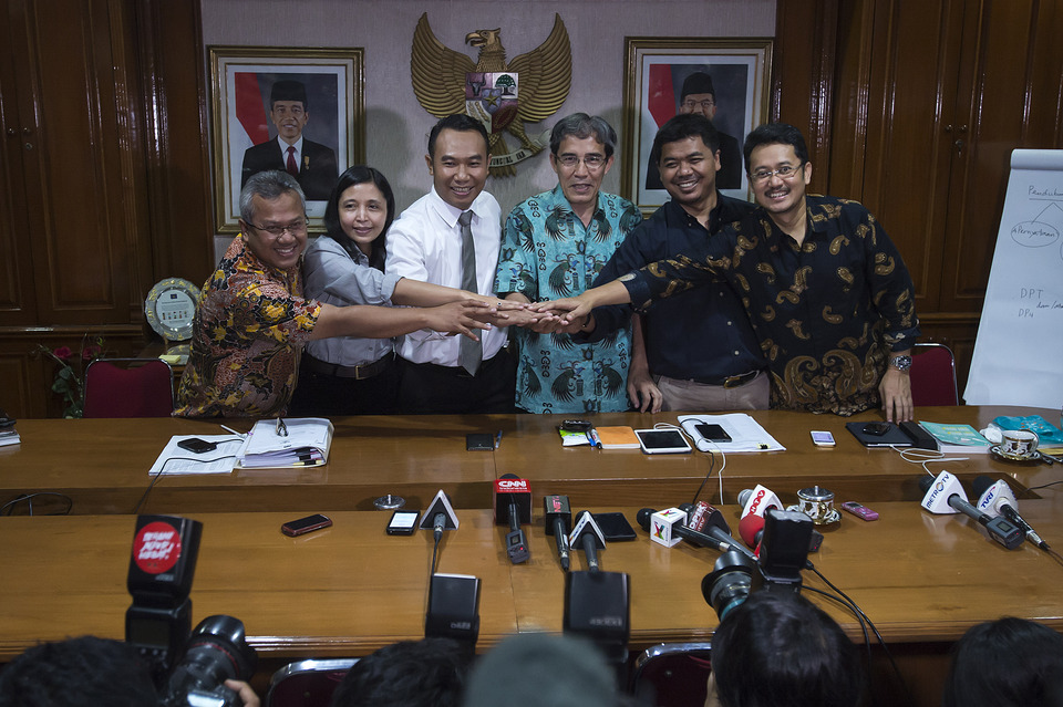 Departing commissioners of the country's elections agency bid farewell to President Joko 'Jokowi' Widodo in a meeting at the Presidential Palace in Central Jakarta on Monday (10/04), as their terms are set to end this week. (Antara Photo/Widodo S. Jusuf)