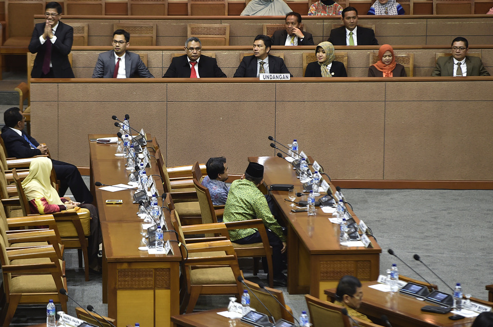 Newly selected KPI commissioners (sitting at the back) attend a questions and answers session at the parliament in Jakarta on Wednesday (20/07). (Antara Photo/Puspa Perwitasari)